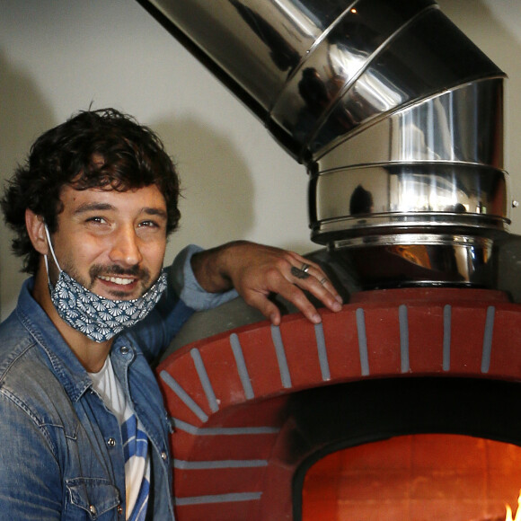Exclusif - Jérémy Frerot ouvre son restaurant, le Pestacle, au port de La Teste. Le 2 mai 2020 © Patrick Bernard / Bestimage