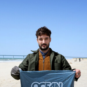 Exclusif - Le chanteur Jérémy Frérot - Avec l'aide de Surfrider il a lancé cette collecte sur une de ses plages préférées depuis son enfance ici, entre Arcachon et les Landes le 3 Mai 2019. © Patrick Bernard/ Bestimage 
