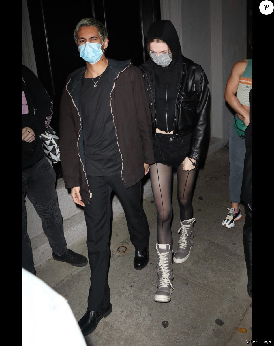 Hunter Schafer et son compagnon Dominic Fike quittent le restaurant Craig's à West Hollywood le 28 janvier 2022.