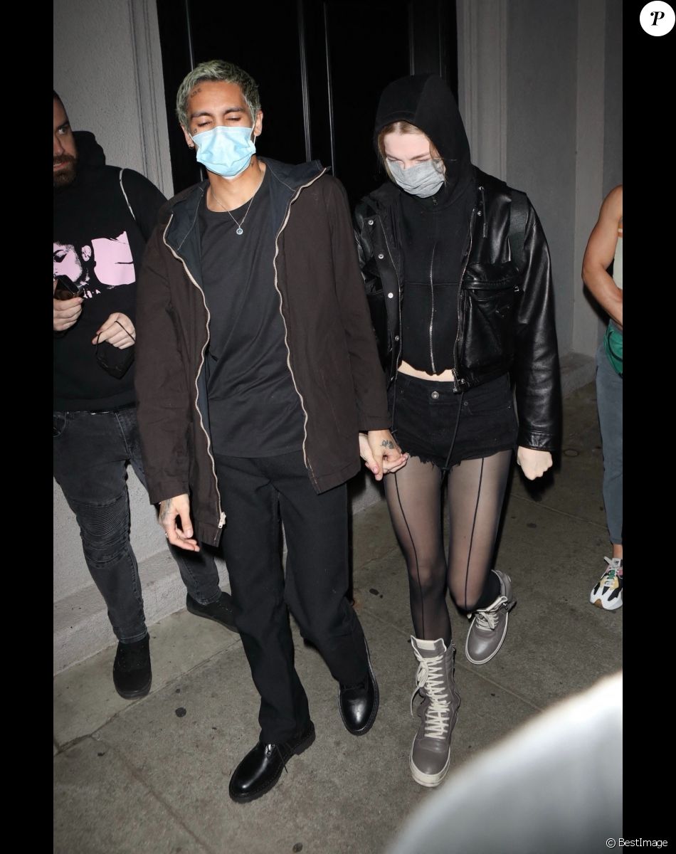 Hunter Schafer et son compagnon Dominic Fike quittent le restaurant Craig's à West Hollywood le 28 janvier 2022.