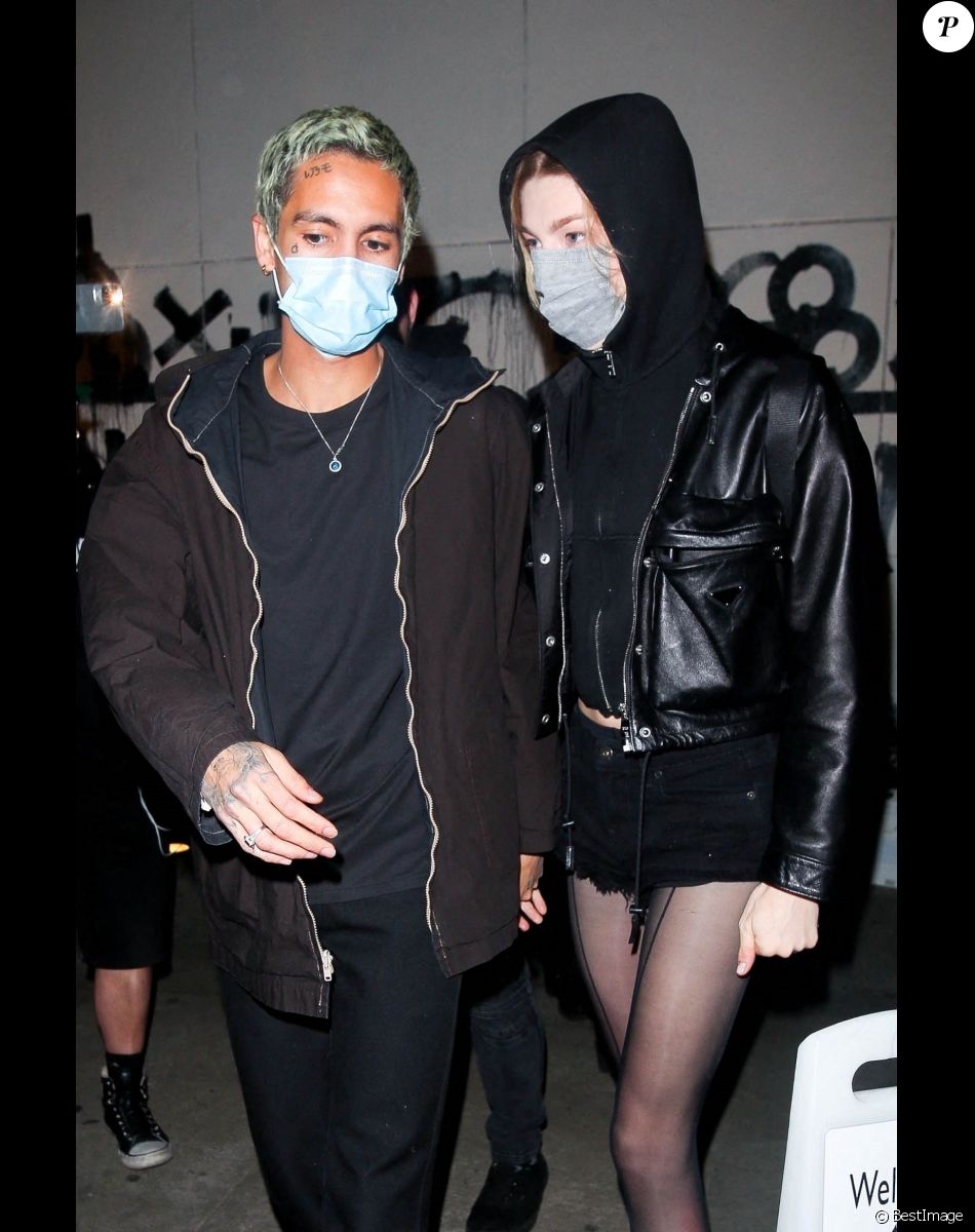 Hunter Schafer et son compagnon Dominic Fike quittent le restaurant Craig's à West Hollywood le 28 janvier 2022.