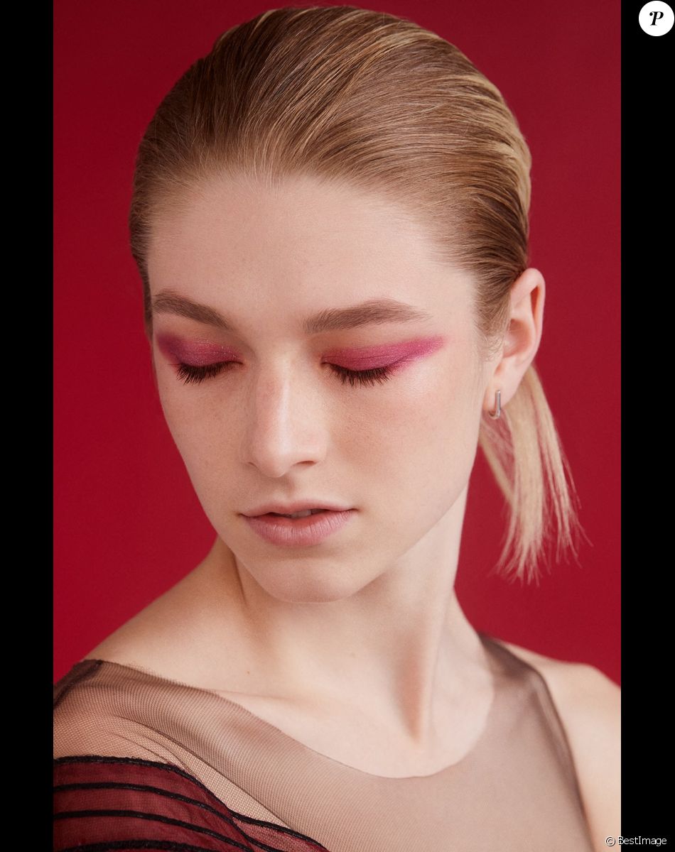 L'ambassadeur de la marque Hunter Schafer pose pour la campagne Shiseido