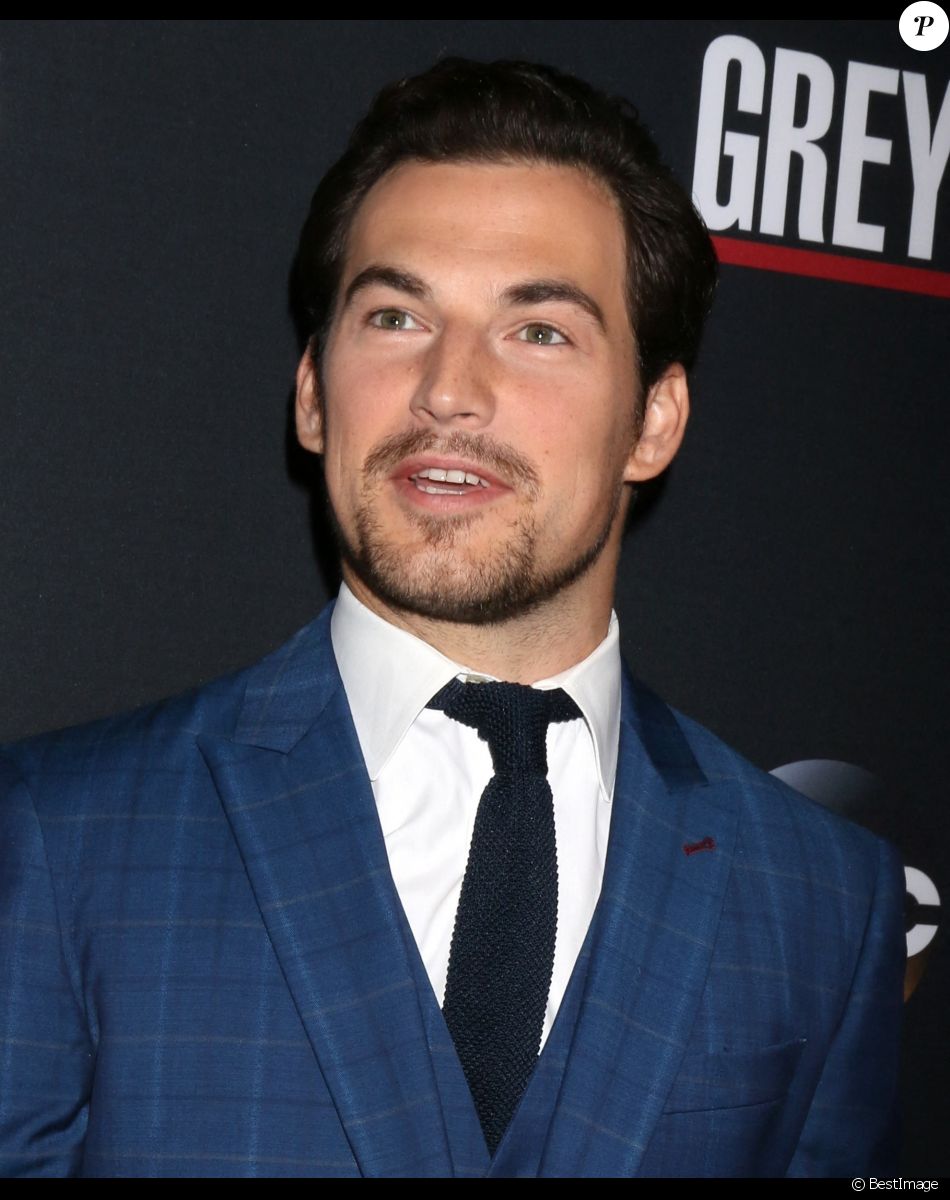 Giacomo Gianniotti - Les acteurs de Greys Anatomy réunis pour fêter la diffusion du 300e épisode au restaurant TAO à Hollywood, le 5 novembre 2017.