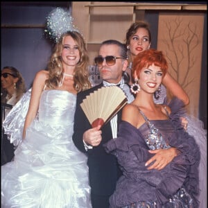 Claudia Schiffer, Karl Lagerfeld, Christy Turlington et Linda Evangelista à Paris en juillet 1991.