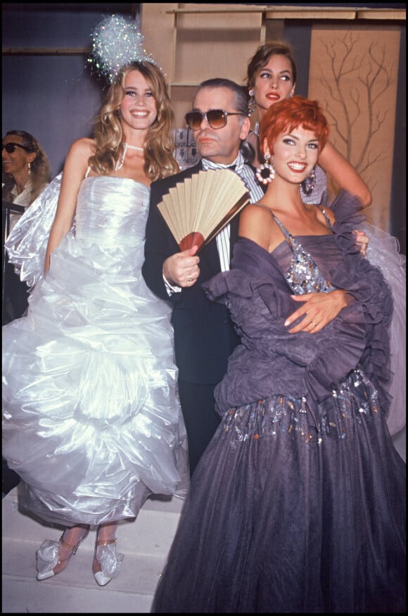 Claudia Schiffer, Karl Lagerfeld, Christy Turlington et Linda Evangelista à Paris en juillet 1991.