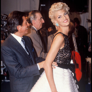 Linda Evangelista et le couturier Valentino à Paris en janvier 1991.