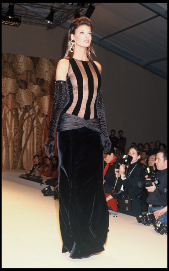 Linda Evangelista lors du défilé Valentino à Paris en 1992.