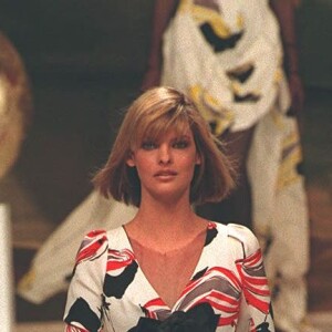 Linda Evangelista défile pour Chanel en janvier 1994.