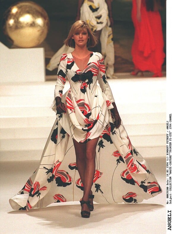 Linda Evangelista défile pour Chanel en janvier 1994.