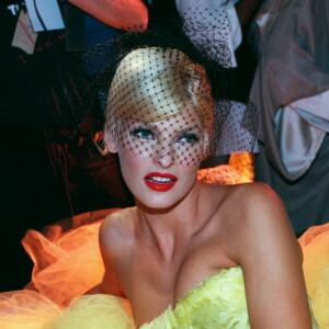 Linda Evangelista défile pour John Galliano à Paris, en octobre 1994.
