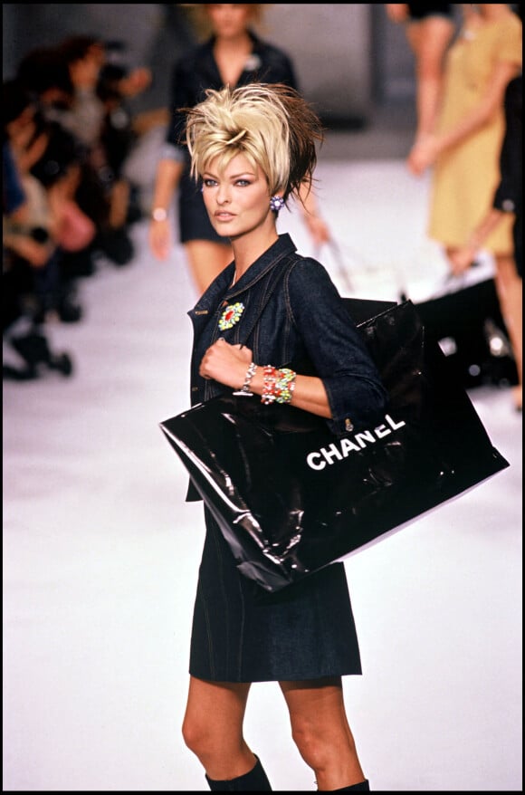 Linda Evangelista défile pour Chanel à Paris, en 1995.