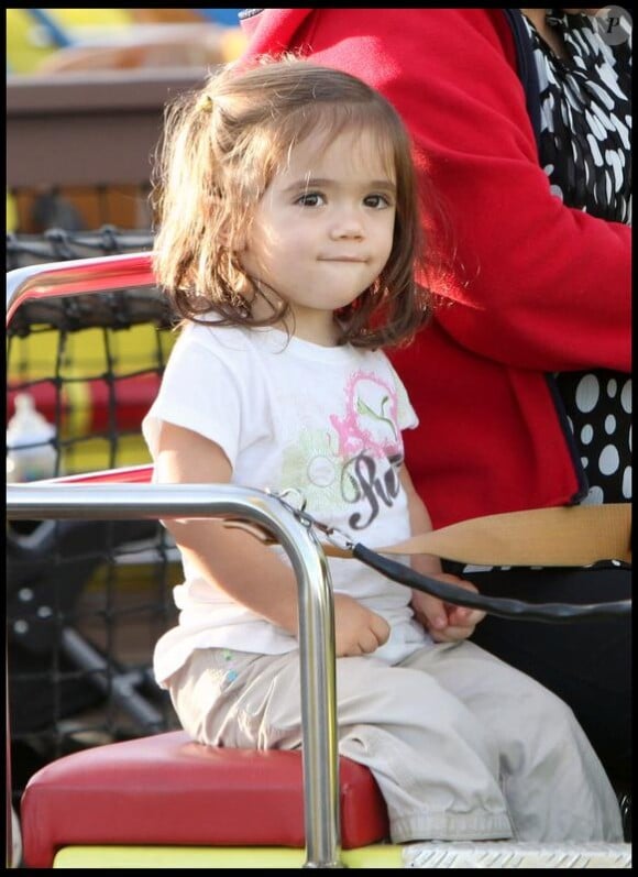 Valentina, la fille de Salma Hayek et François-Henri Pinault s'amuse avec sa famille sur le Santa Monica Pier le 2 janvier 2010