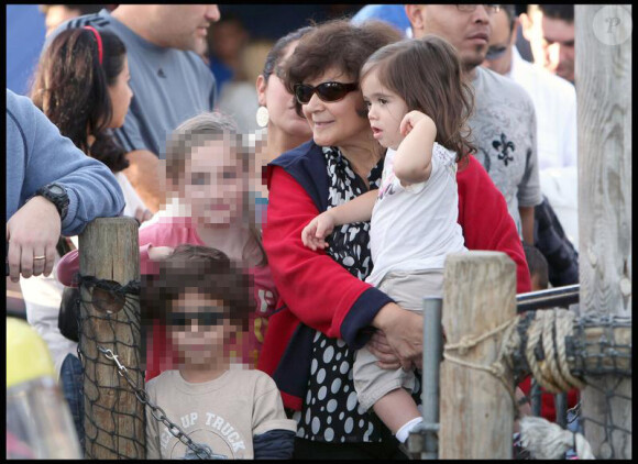 François-Henri Pinault se promène sur le Santa Monica Pier le 2 janvier 2010 avec ses enfants François, Mathilde et Valentina ainsi qu'avec sa belle-mère Diana, maman de Salma Hayek