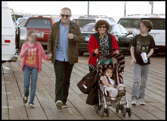 François-Henri Pinault se promène sur le Santa Monica Pier le 2 janvier 2010 avec ses enfants François, Mathilde et Valentina ainsi qu'avec sa belle-mère Diana, maman de Salma Hayek