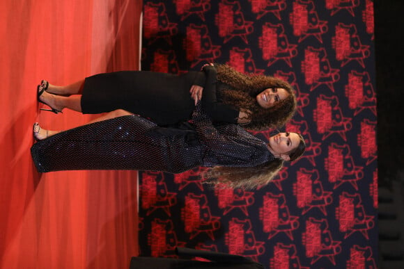 Amel Bent (enceinte) et Vitaa lors de la 23ème édition des NRJ Music Awards 2021 au Palais des Festivals de Cannes, le 20 novembre 2021. © Dominique Jacovides/Bestimage 