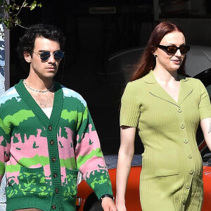 Joe Jonas et sa femme Sophie Turner, enceinte, se promènent à Los Angeles