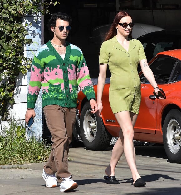 Joe Jonas et sa femme Sophie Turner, enceinte, se promènent à Los Angeles