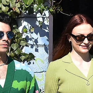Joe Jonas et sa femme Sophie Turner, enceinte, se promènent à Los Angeles, le 17 février 2022. 