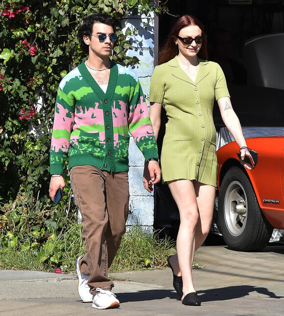 Joe Jonas et sa femme Sophie Turner, enceinte, se promènent à Los Angeles, le 17 février 2022. 