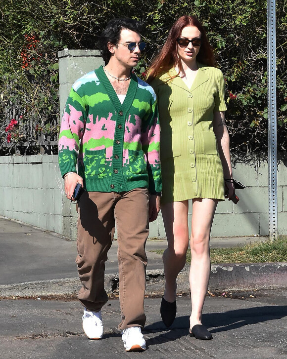 Joe Jonas et sa femme Sophie Turner, enceinte, se promènent à Los Angeles, le 17 février 2022. 