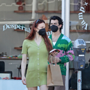 Sophie Turner enceinte et son mari Joe Jonas font du shopping à Los Angeles le 16 février 2022. 