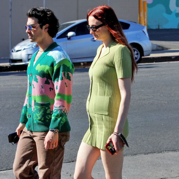 Sophie Turner enceinte et son mari Joe Jonas vont prendre leur petit-déjeuner à Los Feliz le 16 février 2022. 