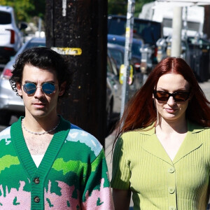 Sophie Turner enceinte et son mari Joe Jonas vont prendre leur petit-déjeuner à Los Feliz le 16 février 2022. 