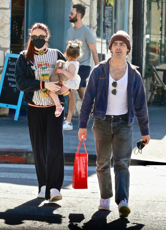 Exclusif - Joe Jonas et sa femme Sophie Turner se promènent avec leur fille Willa à Los Feliz le 9 février 2022. 