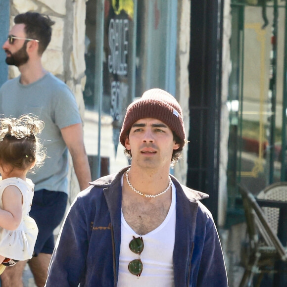 Exclusif - Joe Jonas et sa femme Sophie Turner se promènent avec leur fille Willa à Los Feliz le 9 février 2022. 