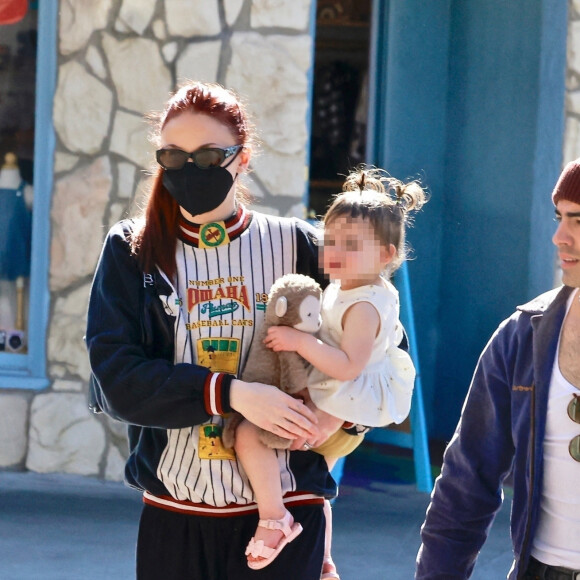 Exclusif - Joe Jonas et sa femme Sophie Turner se promènent avec leur fille Willa à Los Feliz le 9 février 2022. 