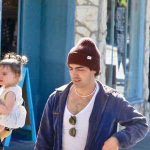 Exclusif - Joe Jonas et sa femme Sophie Turner se promènent avec leur fille Willa à Los Feliz le 9 février 2022. 