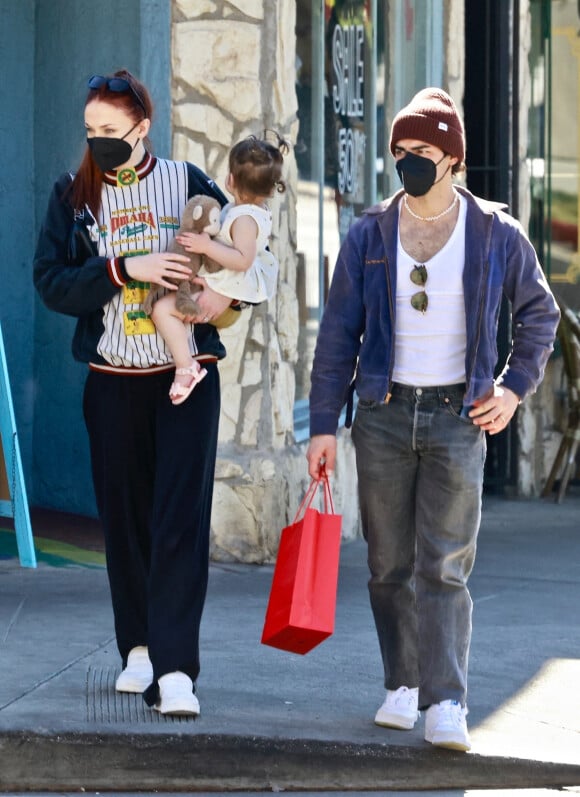 Exclusif - Joe Jonas et sa femme Sophie Turner se promènent avec leur fille Willa à Los Feliz le 9 février 2022. 