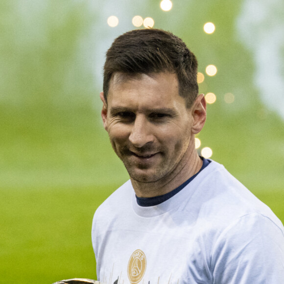 Lionel Messi présente son 7ème ballon d'Or - Match de Ligue 1 Uber Eats "PSG contre Nice (0-0)" au Parc des Princes à Paris le 1er décembre 2021. © Cyril Moreau/Bestimage