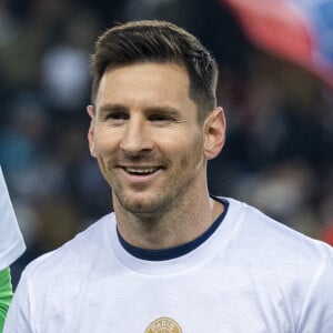 Lionel Messi présente son 7ème ballon d'Or - Match de Ligue 1 Uber Eats "PSG contre Nice (0-0)" au Parc des Princes à Paris. © Cyril Moreau/Bestimage