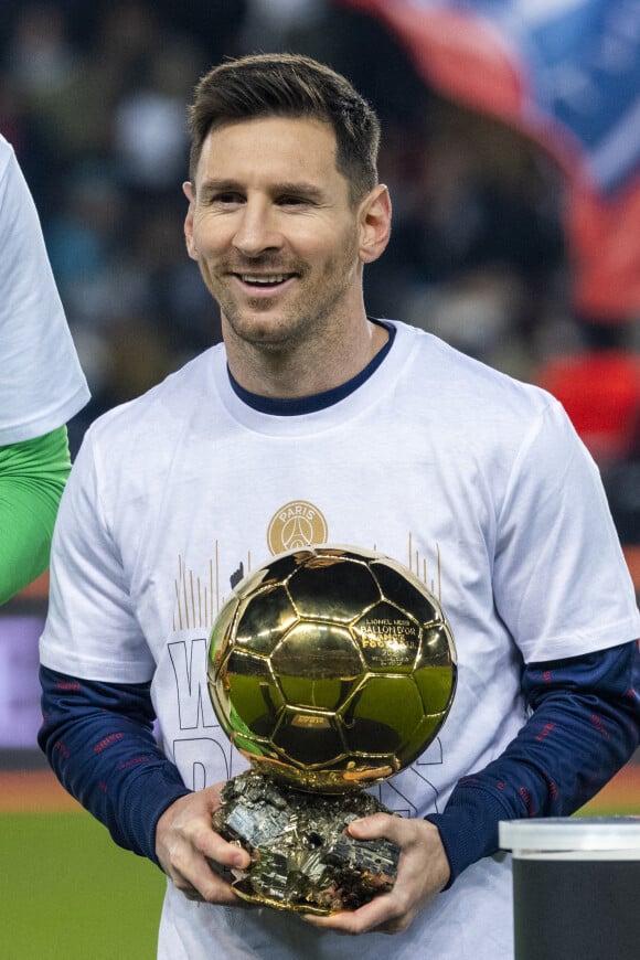 Lionel Messi présente son 7ème ballon d'Or - Match de Ligue 1 Uber Eats "PSG contre Nice (0-0)" au Parc des Princes à Paris. © Cyril Moreau/Bestimage