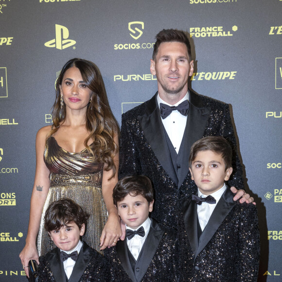 Lionel Messi (Ballon d'Or pour la 7ème fois) avec sa femme Antonella Roccuzzo et ses enfants Thiago, Mateo et Ciro - Photocall de la cérémonie du Ballon d'Or 2021 au Théâtre du Châtelet le 29 novembre 2021. © Cyril Moreau/Bestimage