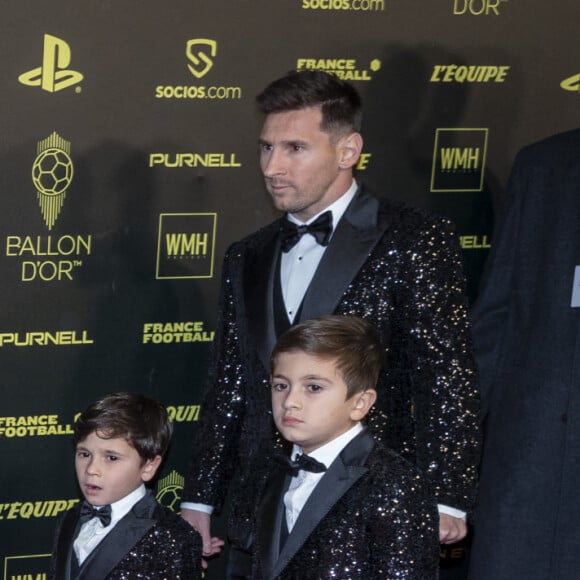 Lionel Messi (Ballon d'Or pour la 7ème fois) avec sa femme Antonella Roccuzzo et ses enfants Thiago, Mateo et Ciro - Photocall de la cérémonie du Ballon d'Or 2021 au Théâtre du Châtelet le 29 novembre 2021. © Cyril Moreau/Bestimage