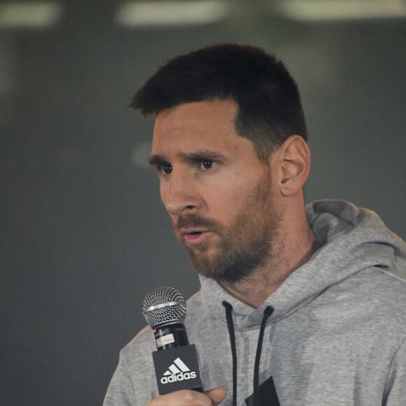 Lionel Leo Messi, présente sa nouvelle paire de chaussures de football Adidas à Barcelone, le 11 décembre 2019.