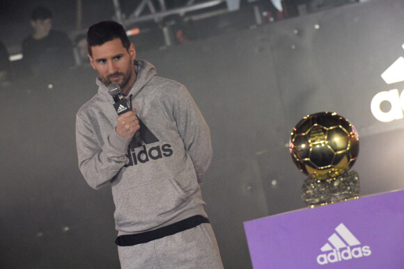 Lionel Leo Messi, présente sa nouvelle paire de chaussures de football Adidas à Barcelone, le 11 décembre 2019.