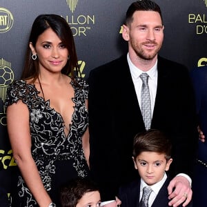 Lionel Leo Messi, sa femme Antonella Roccuzzo et leurs fils Thiago et Mateo - Cérémonie du Ballon d'Or 2019 à Paris, le 2 décembre 2019. © JB Autissier / Panoramic / Bestimage