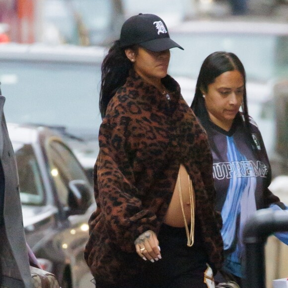 Exclusif - Même chaudement vêtue, Rihanna s'assure que son ventre rond prend l'air !
