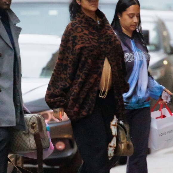 Exclusif - Rihanna, enceinte, se promène dans les rues de New York le 17 février 2022.