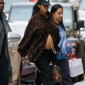 Exclusif - Rihanna, enceinte, se promène dans les rues de New York le 17 février 2022.