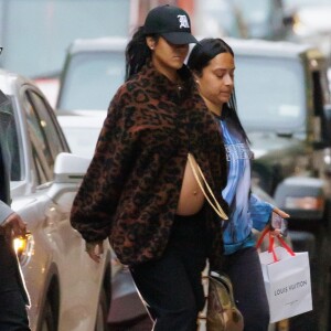 Exclusif - Rihanna, enceinte, se promène dans les rues de New York le 17 février 2022.