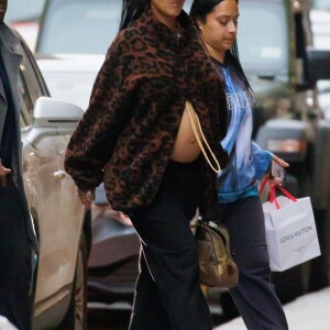 Exclusif - Rihanna, enceinte, se promène dans les rues de New York le 17 février 2022.