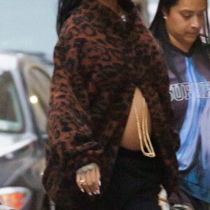 Exclusif - Rihanna, enceinte, se promène dans les rues de New York le 17 février 2022.