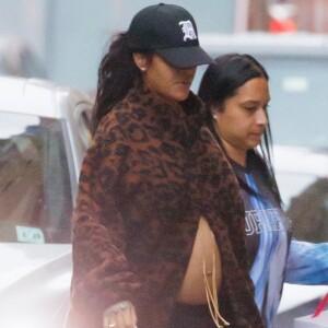 Exclusif - Rihanna, enceinte, se promène dans les rues de New York le 17 février 2022.