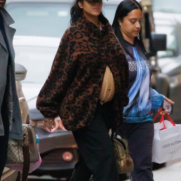 Exclusif - Rihanna, enceinte, se promène dans les rues de New York le 17 février 2022.