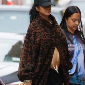 Exclusif - Rihanna, enceinte, se promène dans les rues de New York le 17 février 2022.