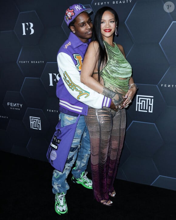 Rihanna (enceinte) et son compagnon ASAP Rocky au photocall "Fenty Beauty et Fenty Skin" à Los Angeles, le 11 février 2022.